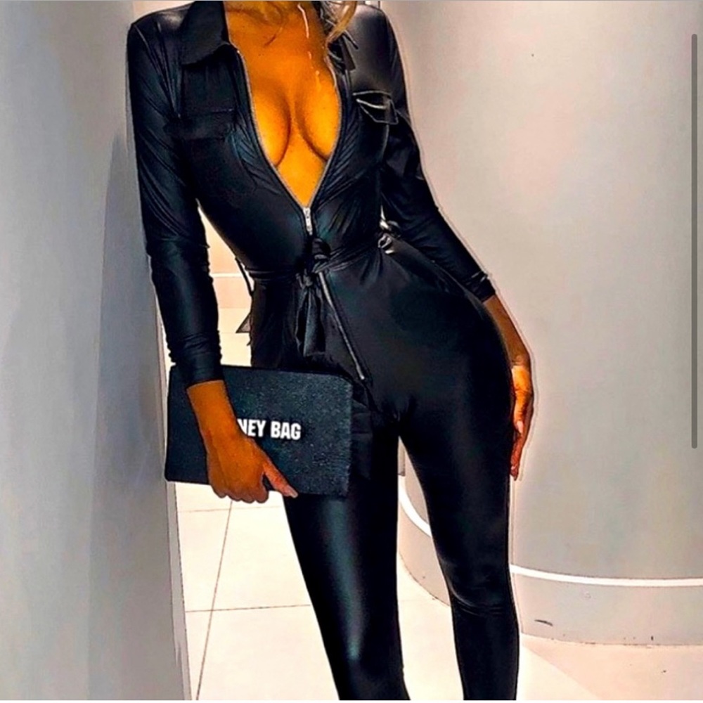 🖤Black Zip Front Long Sleeve Wet Look Belted
Jumpsuit